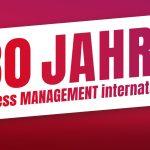 Grafik mit rotem Hintergrund und großem Schriftzug '30 Jahre fitness MANAGEMENT international'. Darstellung zum Jubiläum des Fachmagazins