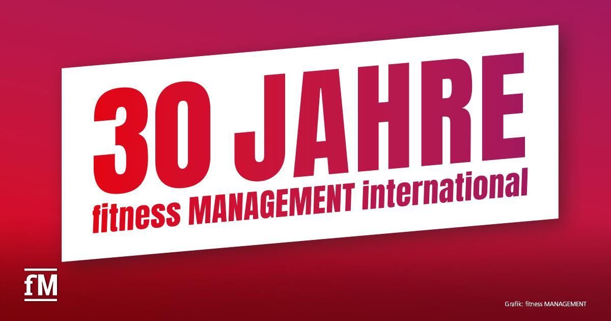 Grafik mit rotem Hintergrund und großem Schriftzug '30 Jahre fitness MANAGEMENT international'. Darstellung zum Jubiläum des Fachmagazins