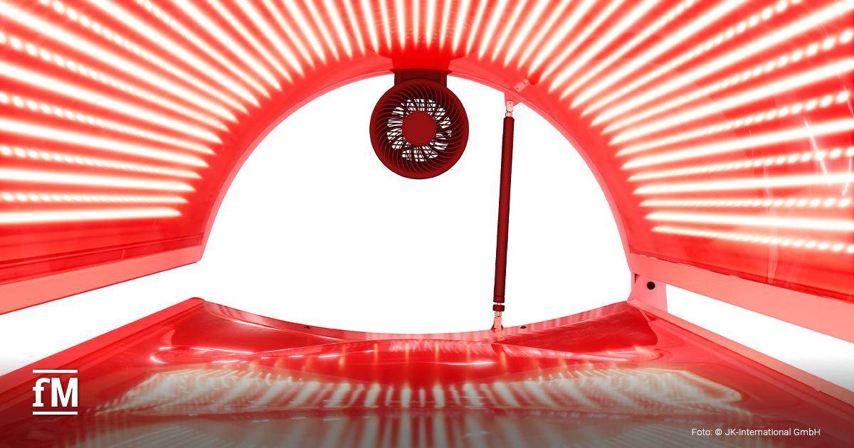Innenansicht des wellsystem RedWave mit starken LED-Rotlichtstreifen und integriertem Ventilator