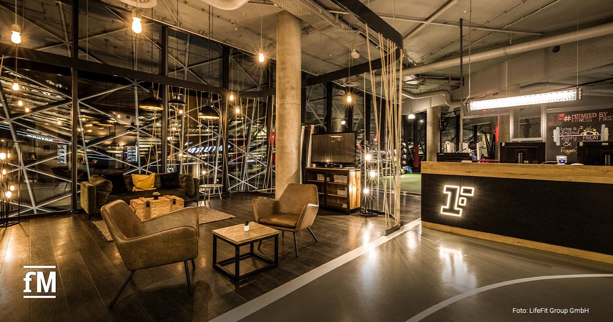 Designstarker Empfangsbereich eines Fitness First BLACK Studios (Frankfurt MyZeil)) als Beispiel für das hochwertige Ambiente im Premium-Segment der LifeFit Group.