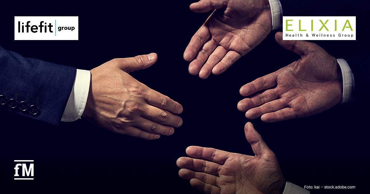 Mehrere ausgestreckte Hände im Anzug vor schwarzem Hintergrund, oben die Logos von Lifefit Group und Elixia, unten links das fM Logo.