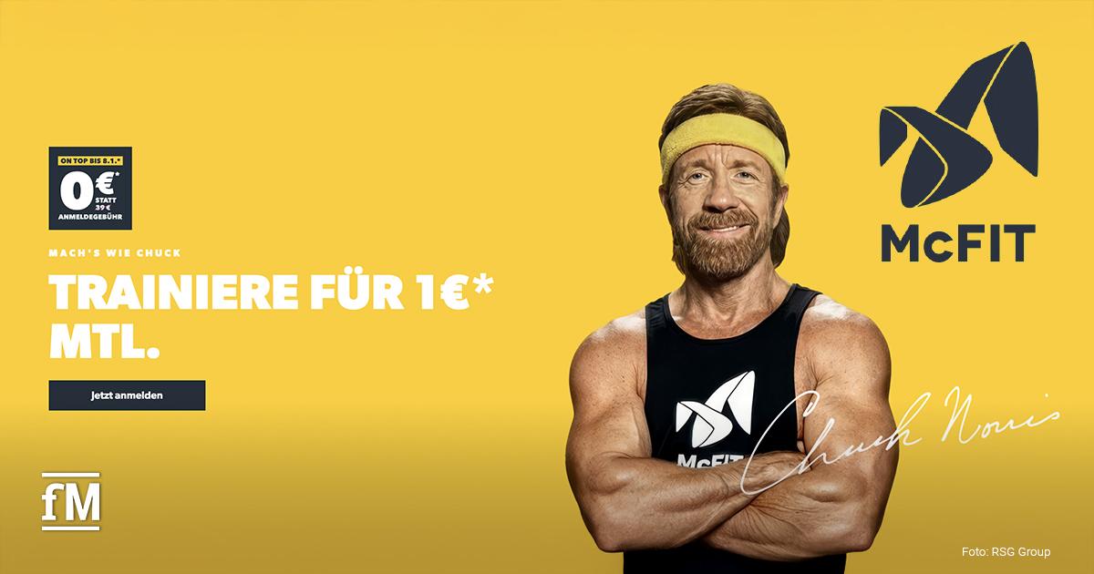 Fitness Flash News #37/2025 Chuck Norris steht vor gelbem Hintergrund, trägt schwarzes McFIT-Shirt und gelbes Stirnband und verschränkt die Arme vor der Brust.