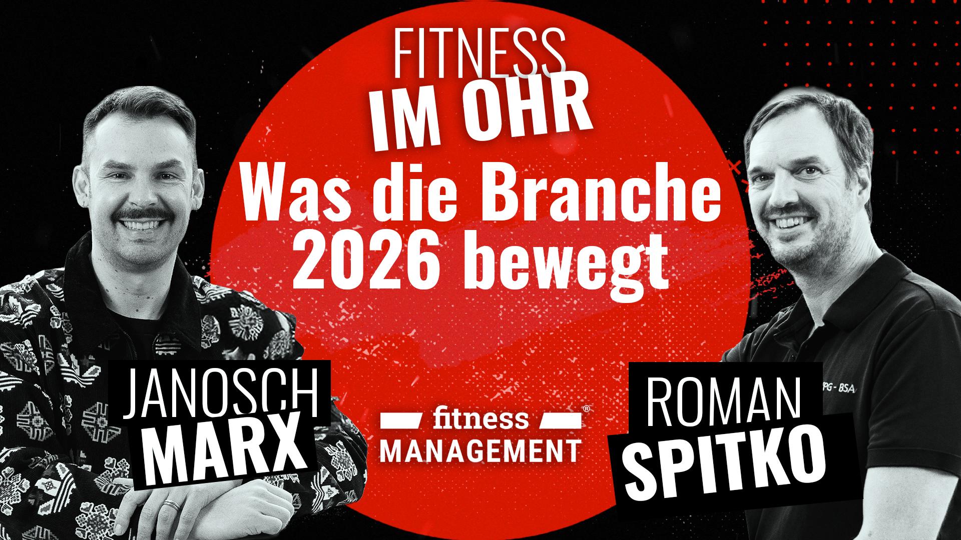 Schwarz-rotes Podcast-Thumbnail mit zwei Personen (Host Janosch Marx links; Roman Spitko als Gast rechts). Darüber der Name des Podcasts 'Fitness im Ohr' und ein Hinweis zu dem Thema: 'Was die Branche 2026 bewegt' Darunter das Logo von fitness MANAGEMENT.