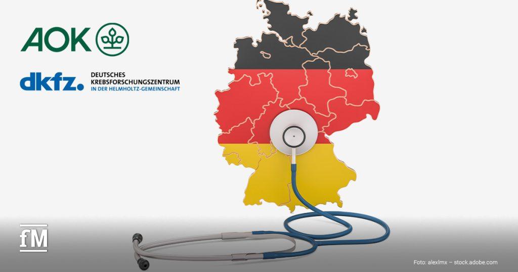 Grafische Deutschlandkarte in Schwarz-Rot-Gold mit Stethoskop, links Logos von AOK und Deutschem Krebsforschungszentrum.