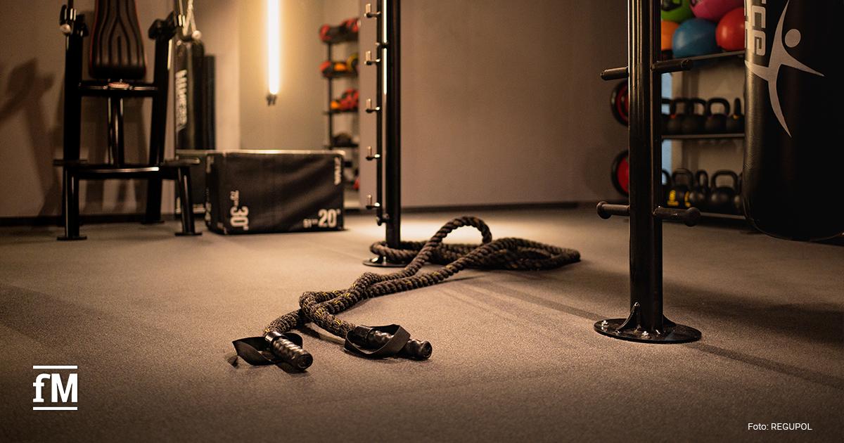 Functional-Bereich mit Trainingsseilen und Geräten auf grauem Boden.