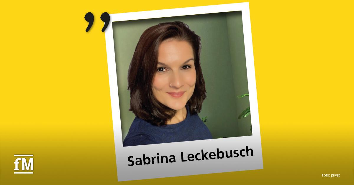 Porträtaufnahme von Sabrina Leckebusch, frontal im Bildzentrum, Kopf und Schultern sichtbar, neutraler Hintergrund, leichte Drehung nach rechts, Blick in die Kamera.