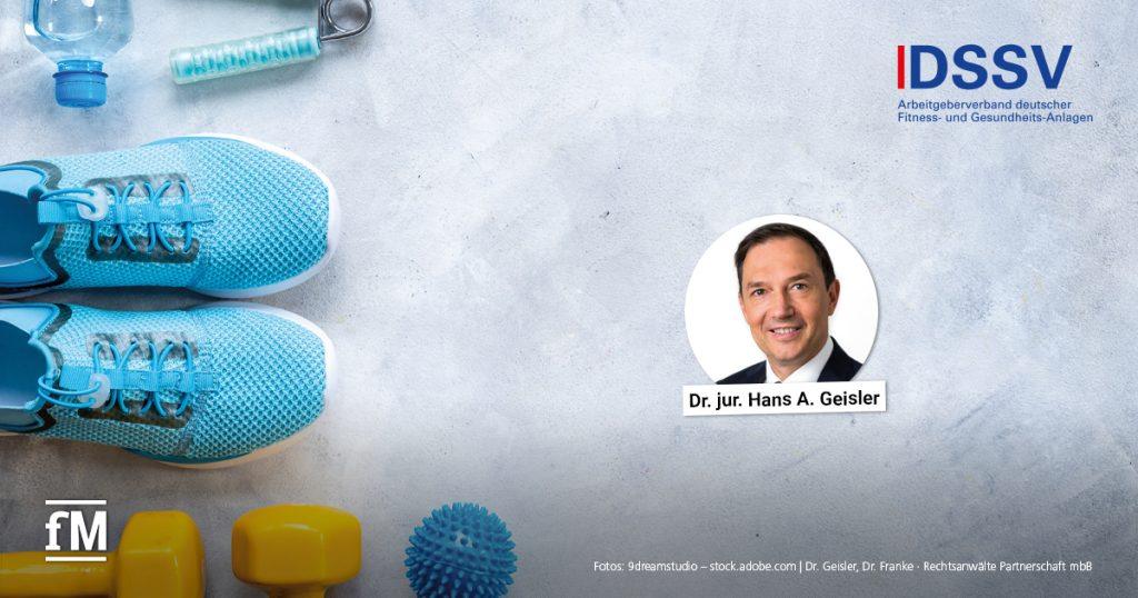 Oberansicht von Fitnessequipment mit blauen Sportschuhen, Hanteln und Massageball; rechts ein Porträt von Dr. jur. Hans A. Geisler mit DSSV-Logo