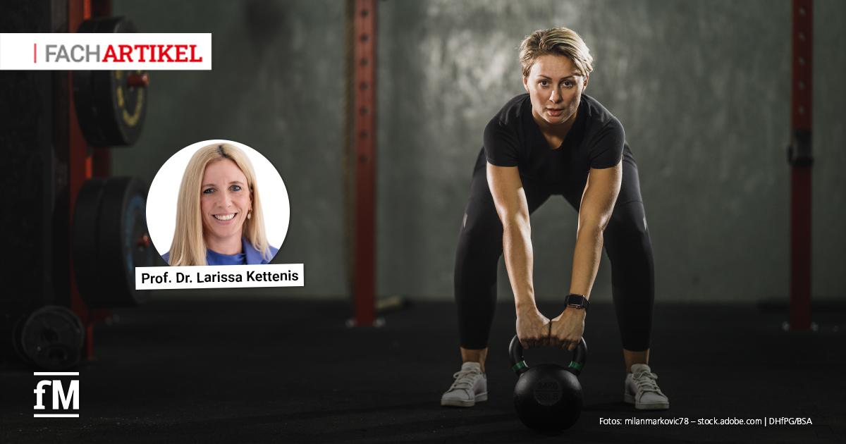 Frau im Vordergrund in leicht vorgebeugter Haltung beim Training mit einer Kettlebell, Fitnessstudio mit Hantelstangen im Hintergrund, links eingeblendetes Porträt mit Text „Prof. Dr. Larissa Kettenis“