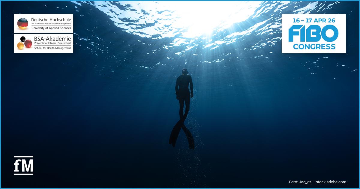 FIBO Congress 2026 Silhouette eines Apnoetauchers unter Wasser, der ruhig in die Tiefe gleitet, während Sonnenstrahlen durch die Wasseroberfläche fallen