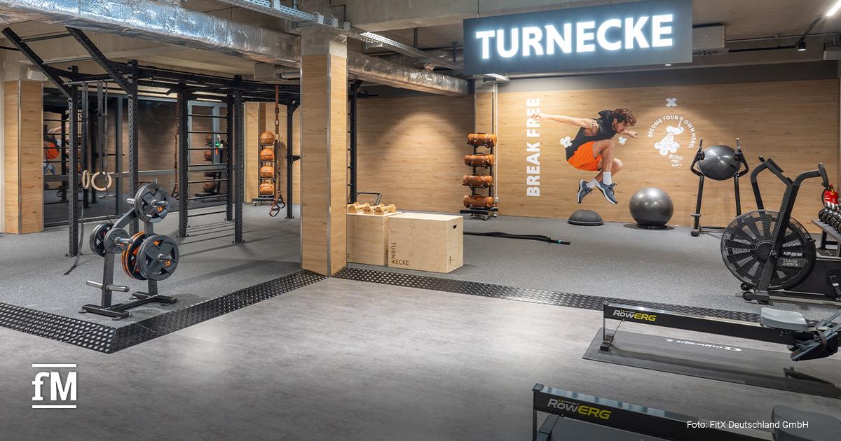 Functional-Training-Bereich mit Racks, Kisten, Bällen und Trainingsgeräten in einem FitX-Studio.