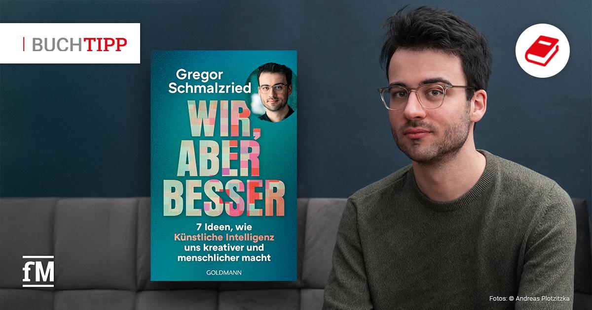 Buchtipp KI 'Wir, aber besser' Gregor Schmalzried Porträt von Gregor Schmalzried auf einem Sofa sitzend, links neben ihm das Buchcover 'Wir, aber besser'.