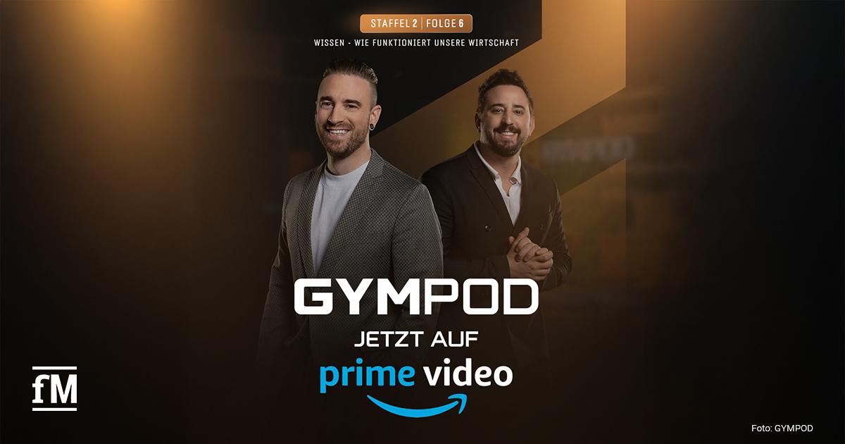 GYMPOD Amazon Prime Video-Doku Zwei Männer stehen vor dunklem Hintergrund mit grafischen Elementen, links Tim Horst, rechts Aleksander Ostojic, beide im Studiosetting mit dem Schriftzug 'GYMPOD – Jetzt auf Prime Video'.