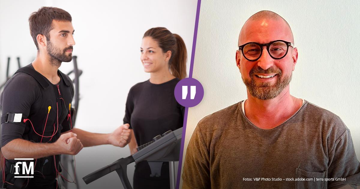 Porträt eines Mannes (Sven Janus, terra sports) mit Brille und Bart vor hellem Hintergrund, links neben einer Darstellung von EMS-Training.