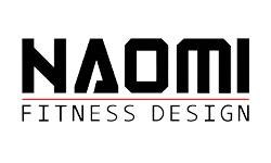 Rechteckiges Logo auf weißem Hintergrund mit schwarzer Wortmarke 'NAOMI' in breiter, moderner Großbuchstabenschrift; darunter eine dünne rote horizontale Linie und darunter zentriert der Schriftzug 'FITNESS DESIGN' in schmaler schwarzer Großbuchstabenschrift.