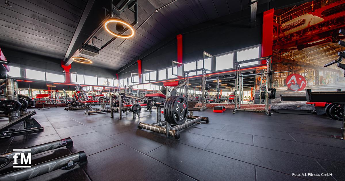 Großzügiger Krafttrainingsbereich mit freien Gewichten, Hantelbänken und Kraftgeräten in einem all inclusive Fitness-Studio