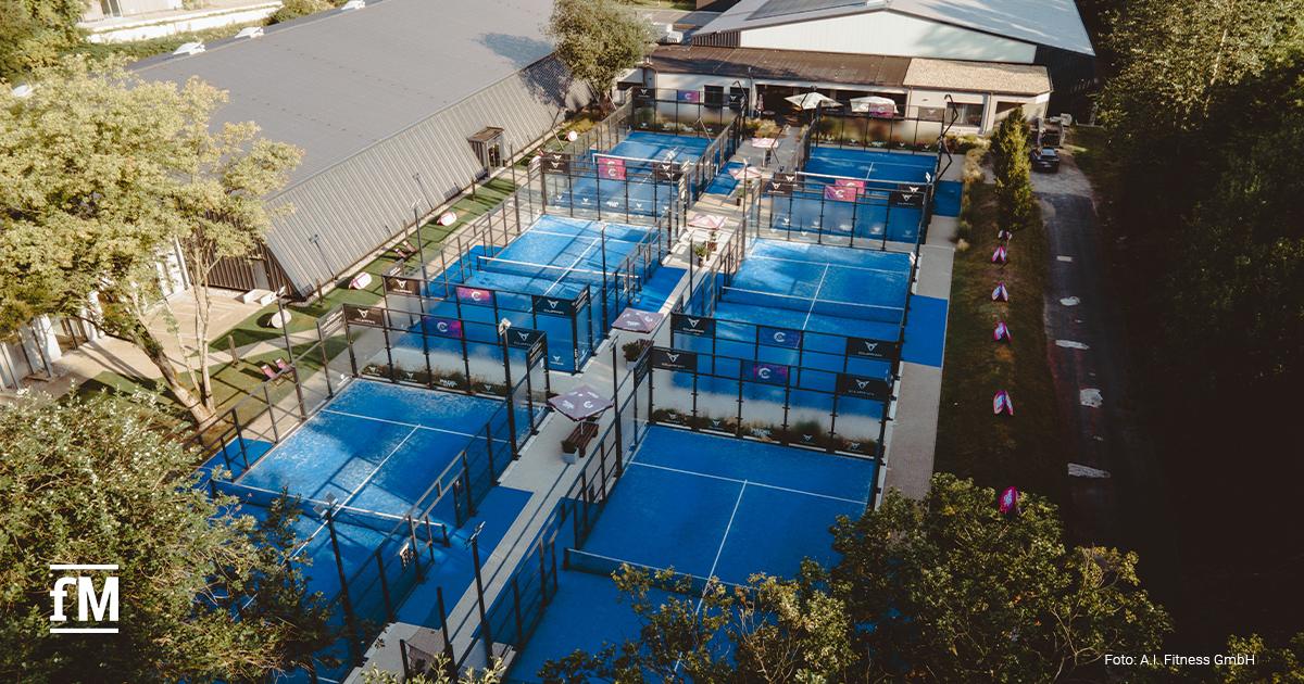 Luftaufnahme der PadelCity-Anlage mit mehreren Outdoor-Padel-Courts, angrenzendem Gebäude und umliegenden Grünflächen