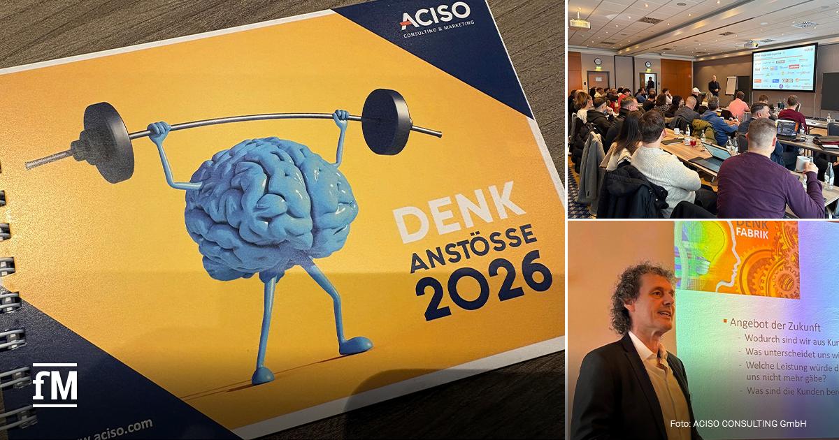 ACISO Netzwerk Tour 2026 Collage mit drei Bildbereichen: Links ein aufgeschlagenes Notizbuch mit gelbem Cover und der Illustration eines Gehirns, das eine Langhantel stemmt. Daneben stehen die Worte „Denkanstöße 2026“ und das ACISO-Logo. Rechts oben ist ein Konferenzraum mit vielen sitzenden Teilnehmenden an Tischen zu sehen. Vorne befindet sich eine Präsentationsfläche mit Leinwand und Referent. Unten rechts ein Mann im Sakko bei einem Vortrag vor einer projizierten Folie mit inhaltlichen Stichpunkten. Der Hintergrund ist farbig beleuchtet.