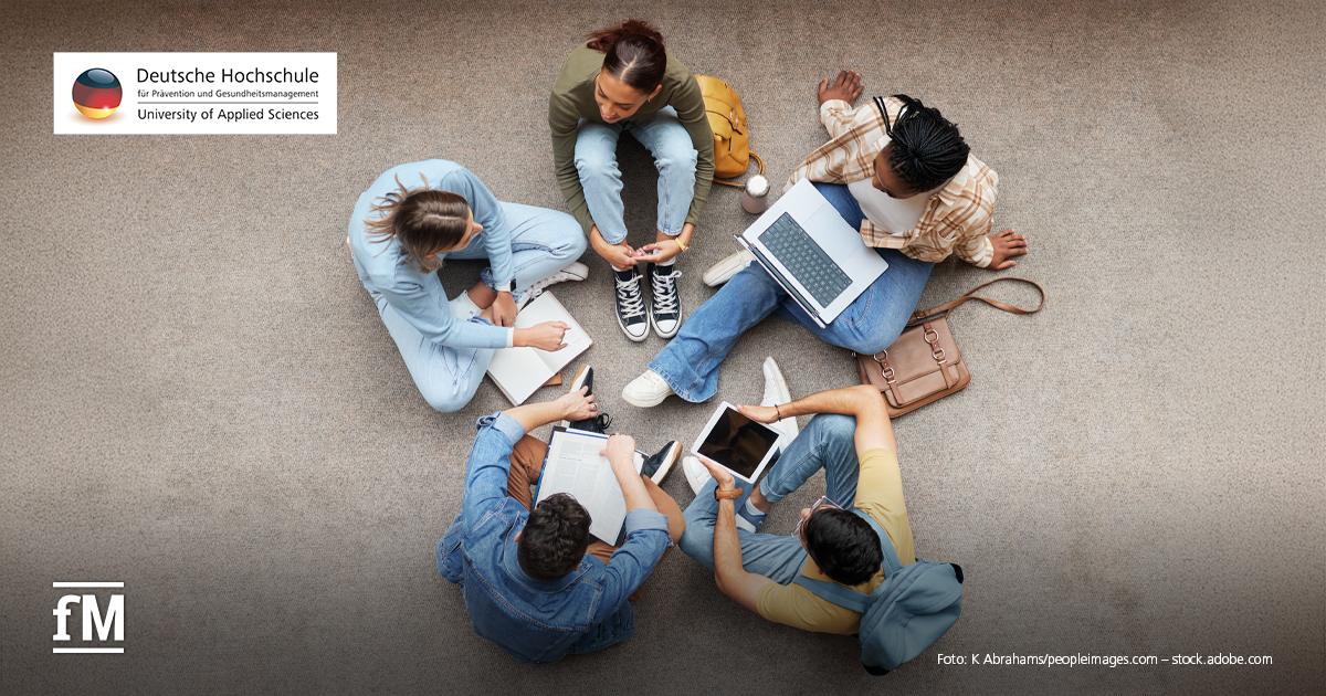 Fünf junge Menschen sitzen im Kreis auf dem Boden. Teilweise mit Schreibblöcken oder technischen Geräten auf dem Schoß. Oben links das Logo er Deutschen Hochschule für Prävention und Gesundheitsmanagement, unten links das fM-Logo, unten rechts die Bildquelle.