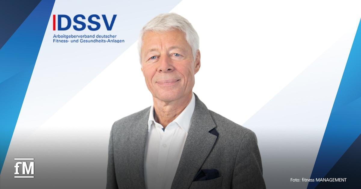 DSSV-Kommentar Wessinghage Porträt eines weißhaarigen Mannes (Thomas Wessinghage) in grauem Sakko vor dem Logo des DSSV mit Schriftzug „Arbeitgeberverband deutscher Fitness- und Gesundheits-Anlagen“.
