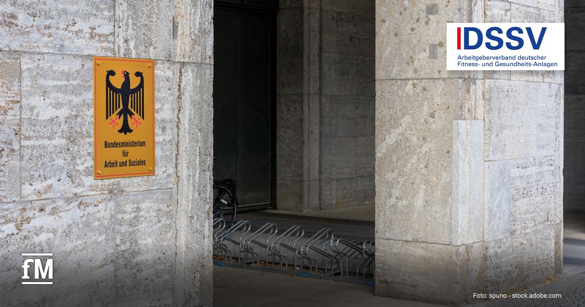 Steinerne Gebäudefassade am Eingang des Bundesministeriums für Arbeit und Soziales; links hängt ein gelbes Schild mit Bundesadler und der Aufschrift „Bundesministerium für Arbeit und Soziales“, im Hintergrund ein dunkler Durchgang und davor Fahrradständer; oben rechts ist das DSSV-Logo eingeblendet, unten links das fM-Logo, unten rechts ein Foto-Credit.