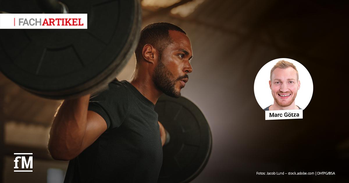 Person hebt Langhantel mit Gewichtsscheiben in Fitnessstudio; links Schriftzug „FACHARTIKEL“, rechts rundes Porträt mit Text „Marc Götza“