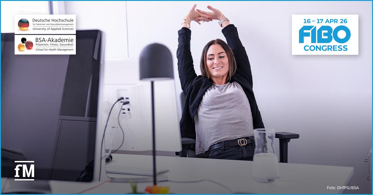 FIBO Congress 2026: Vorträge BGM Innenraum eines Büros mit Schreibtisch und Monitor, eine Frau sitzt auf einem Bürostuhl und streckt die Arme nach oben, Logos der Deutschen Hochschule für Prävention und Gesundheitsmanagement und der BSA-Akademie sind eingeblendet, Hinweis auf den FIBO Congress 2026 oben rechts.