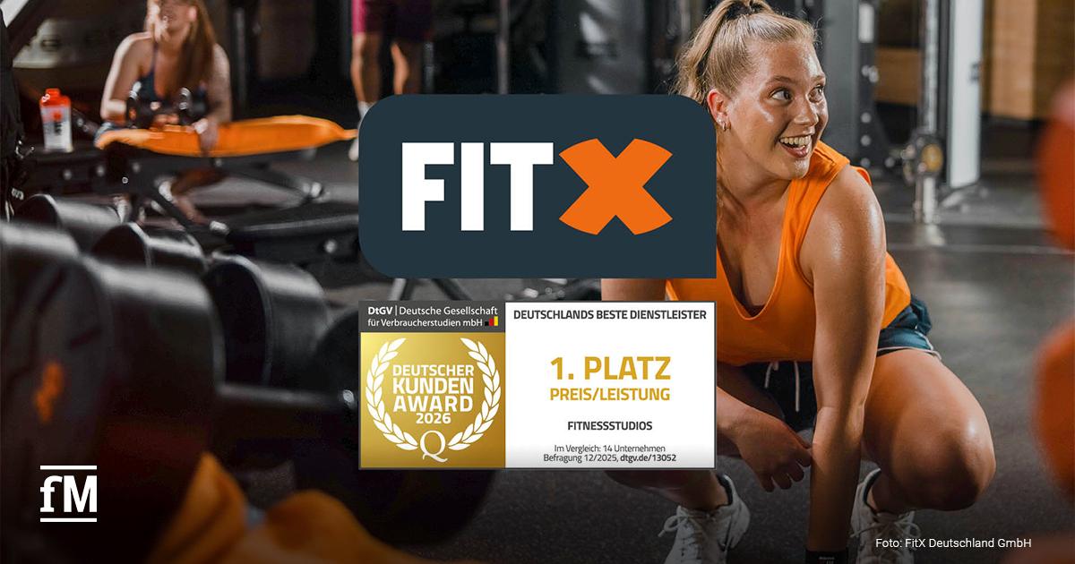 FitX Sieg Deutscher Kunden-Award 2026 Trainierende Frau im FitX-Studio neben dem FitX-Logo und dem Siegel „Deutscher Kunden-Award zweitausendsechsundzwanzig: erster Platz Preis-Leistung“.