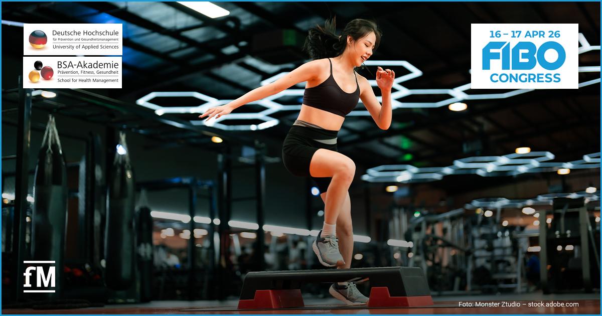 FIBO Congress 2026: Vorträge Gesundheit Eine sportlich aktive Frau absolviert ein intensives Step-Workout in einem modernen Fitnessstudio. Das Motiv steht für leistungsorientiertes Training, funktionelle Belastungssteuerung und präventive Gesundheitsförderung