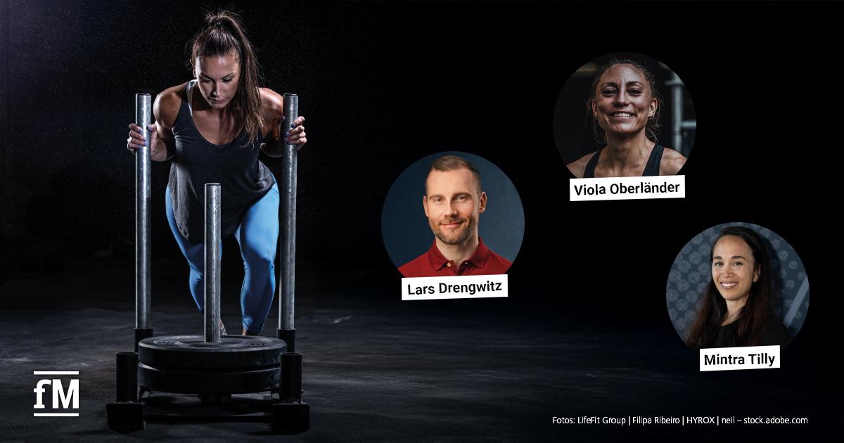 HYROX-Boom im Fitnessstudio Linke Bildhälfte zeigt eine Athletin frontal beim Schieben eines Gewichtsschlittens mit vertikalen Griffstangen auf dunkler Trainingsfläche; rechte Bildhälfte enthält drei kreisförmige Porträtbilder, oben rechts Viola Oberländer, mittig Lars Drengwitz, unten rechts Mintra Tilly, jeweils mit Namensbeschriftung