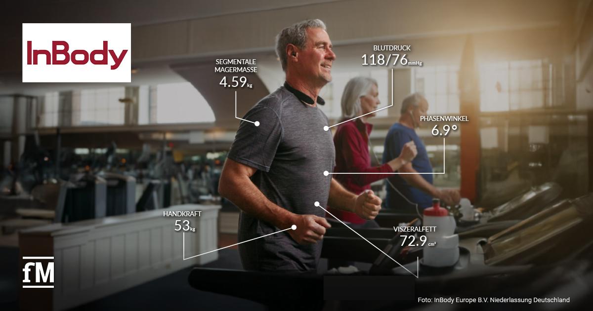 Eine Trainingssituation im Fitnessstudio, bei der Gesundheitsparameter wie Blutdruck, Muskelmasse, Handkraft und Körperfett visuell eingeblendet werden