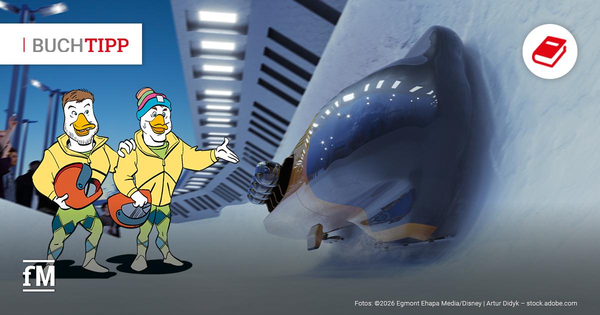 Innenansicht einer modernen Bobbahn mit beleuchtetem Eiskanal; rechts fährt ein silberner Viererbob mit Athleten durch die Kurve, links stehen zwei als Enten gezeichnete Figuren in gelben Jacken mit roten Helmen vor verschneiter Umgebung; oben links Schriftzug „BUCHTIPP“, unten links Logo „fM“, unten rechts Bildnachweis ©2026 Egmont Ehapa Media/Disney | Artur Didyk – stock.adobe.com.