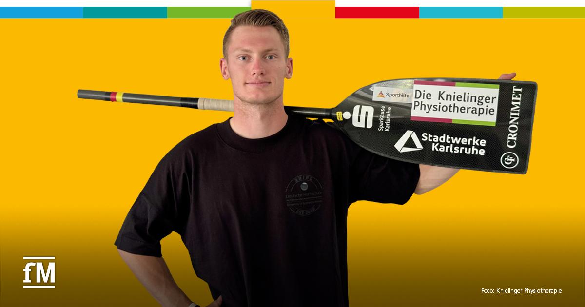 Mann steht frontal vor gelbem Hintergrund und hält ein Kanu-Paddel auf der Schulter; auf dem Paddel stehen „Die Knielinger Physiotherapie“, „Stadtwerke Karlsruhe“ und „CROMAET“; links unten das fM-Logo.