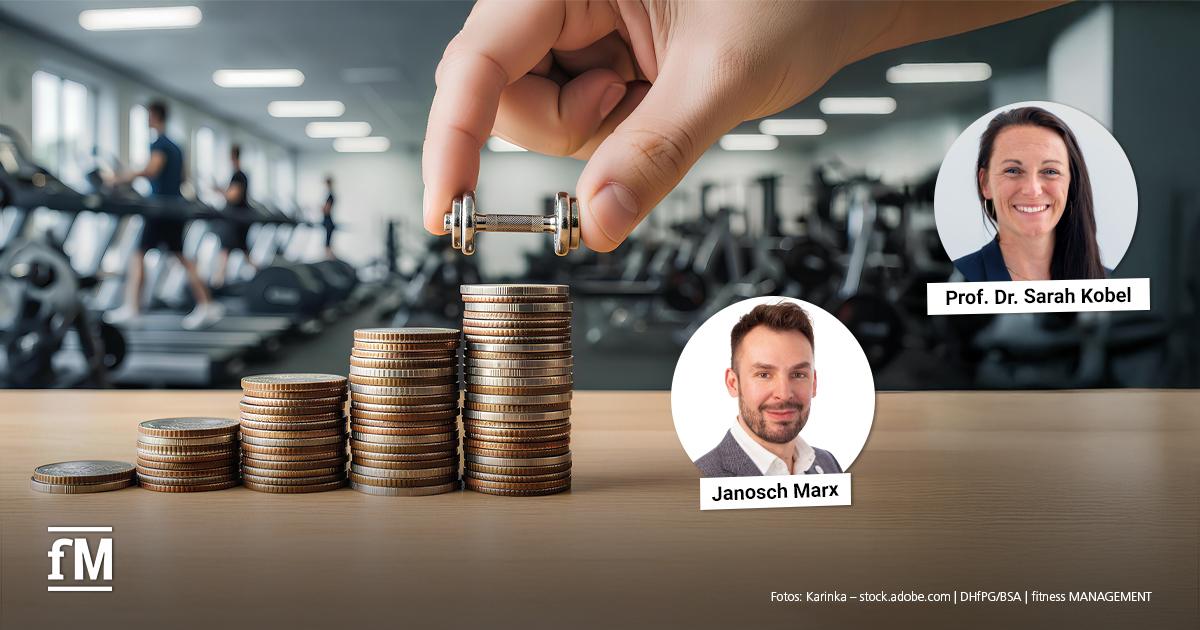 Eine Hand hält eine kleine Hantel über gestapelte Münzen auf einem Tisch. Im Hintergrund sind unscharf Fitnessgeräte und trainierende Personen zu erkennen.