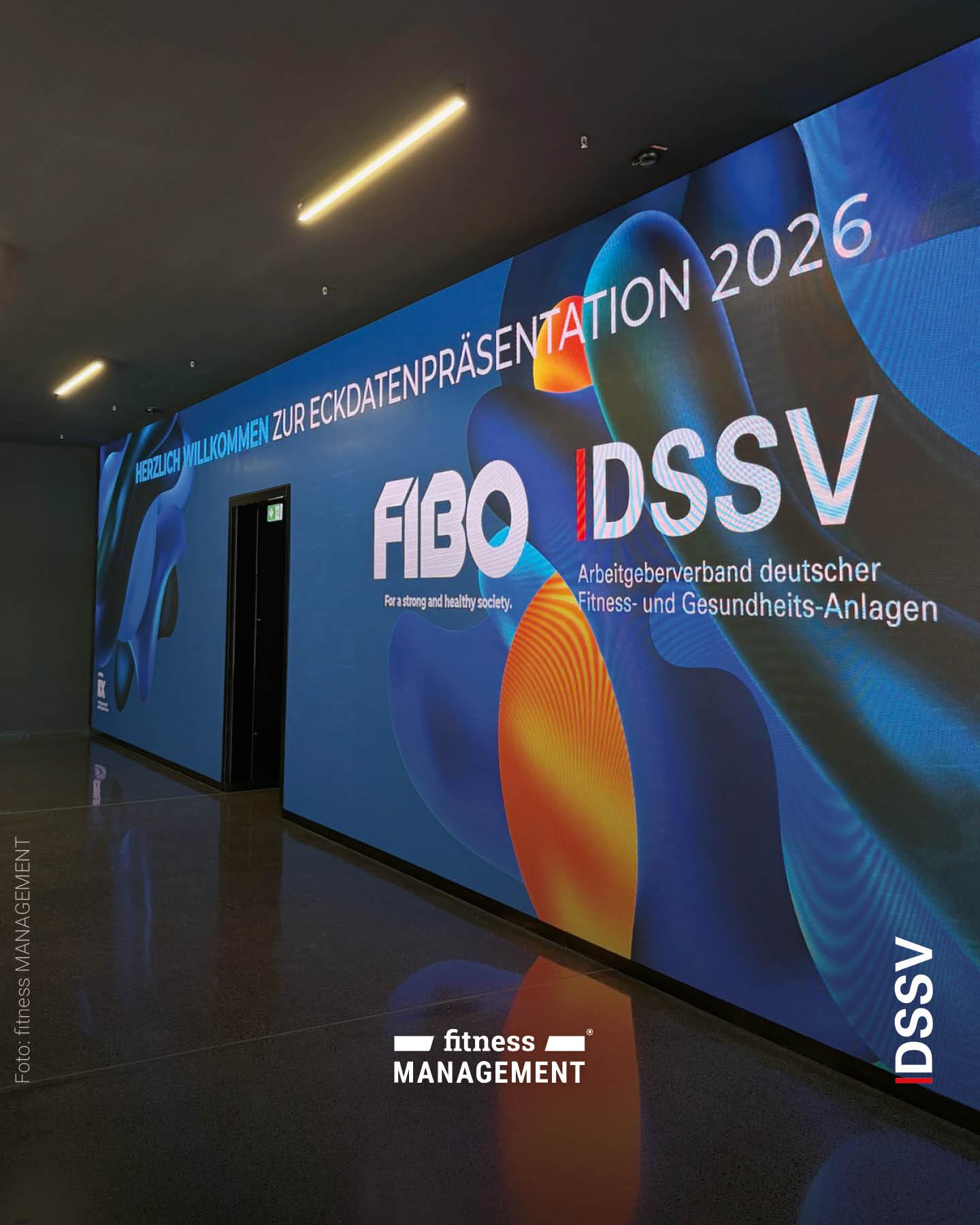 Große Wandgrafik mit der Aufschrift „Herzlich willkommen zur Eckdatenpräsentation 2026“ sowie den Logos von FIBO und DSSV in einem modernen Flur