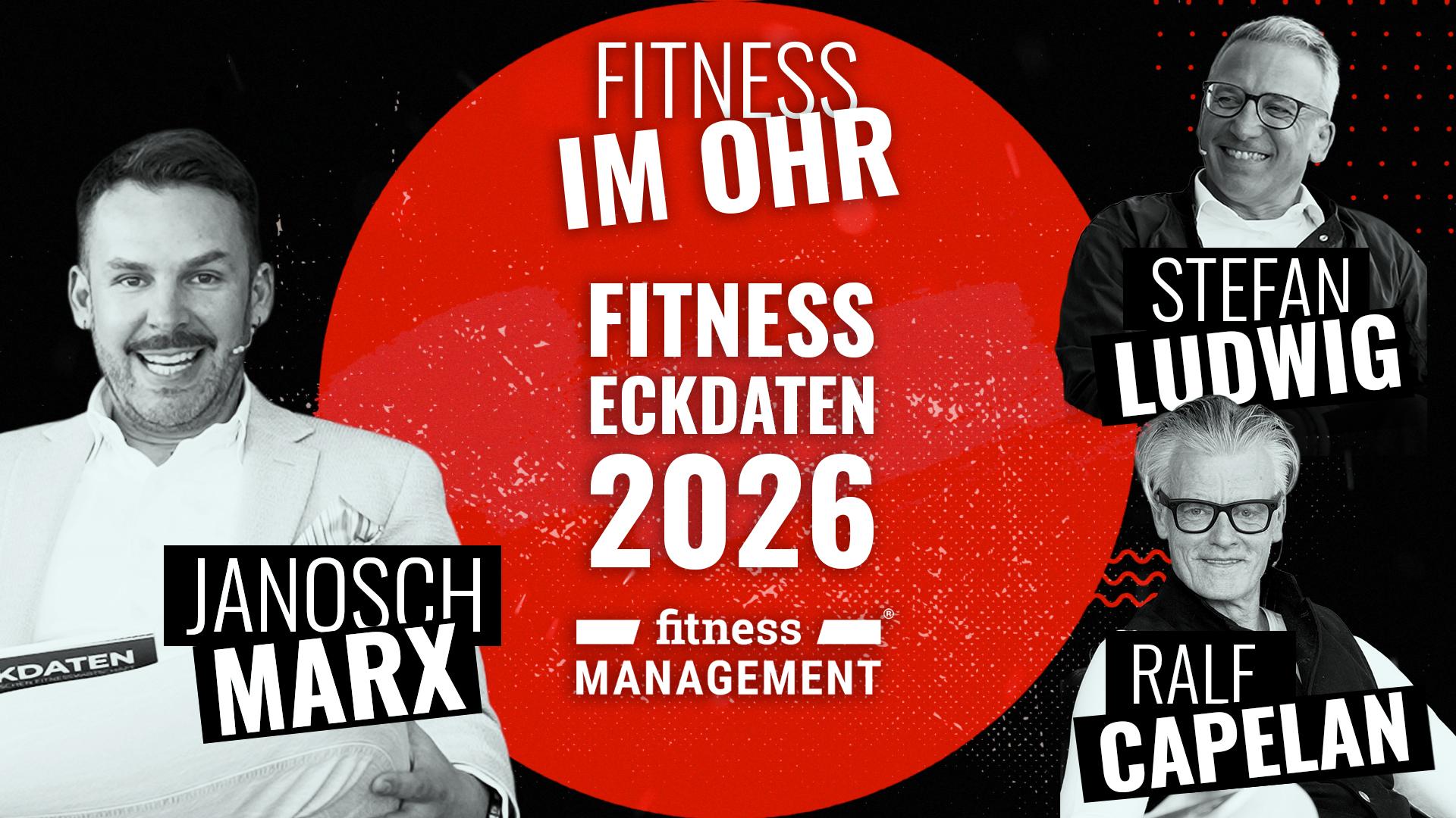 Schwarzrotes Podcastcover mit rotem Kreis in der Bildmitte und weißer Schrift in dem Kreis. Darin steht: Fitness im Ohr, Fitness-Eckdaten 2026. Links im Vordergrund Janosch Marx vor dunklem Hintergrund. Rechts Ralf Capelan und Stefan Ludwig vor schwarzem Hintergrund mit roten grafischen Elementen. Logo von fitness MANAGEMENT unten mittig.