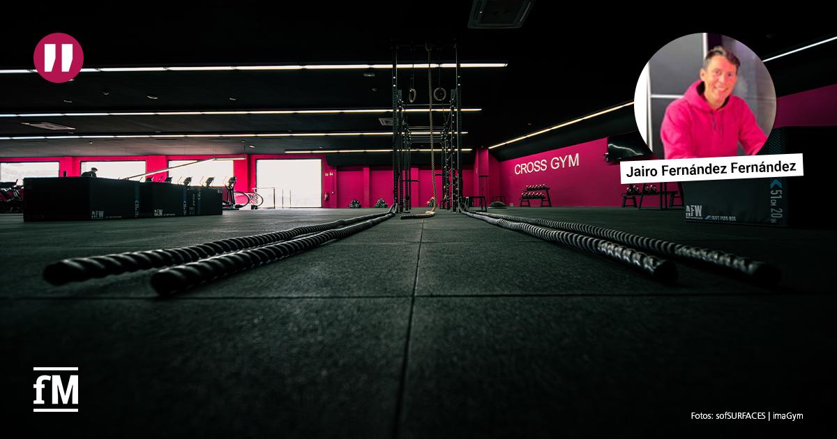 Trainingsfläche eines imaGym-Studios mit Kraftgeräten und sofSURFACES-Bodenbelag für gelenkschonendes Training.