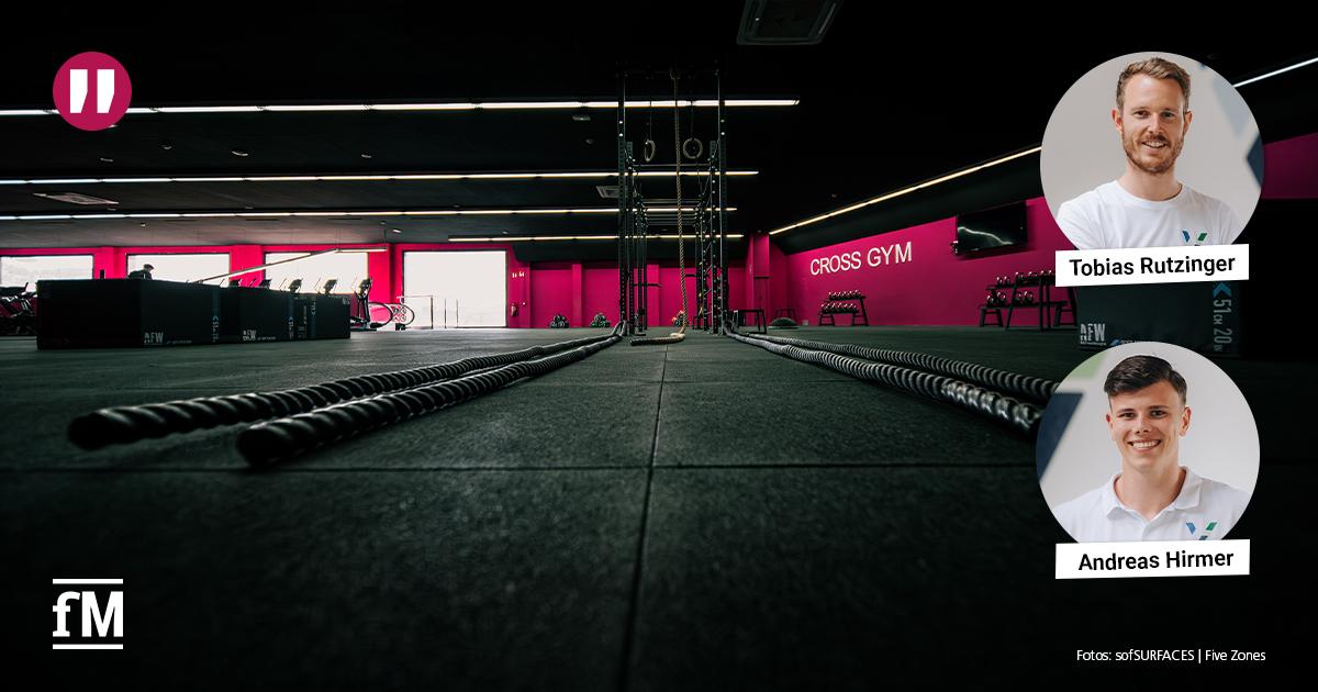 Trainingsfläche eines Fitnessstudios mit Kraftgeräten und sofSURFACES-Bodenbelag für gelenkschonendes Training, rechts zwei Autorenbilder.