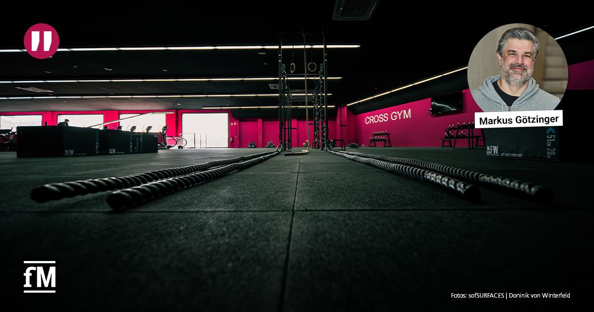 Trainingsfläche eines Fitnessstudios mit funktionalem Bodenbelag von sofSURFACES, rechts Porträt eines Mannes