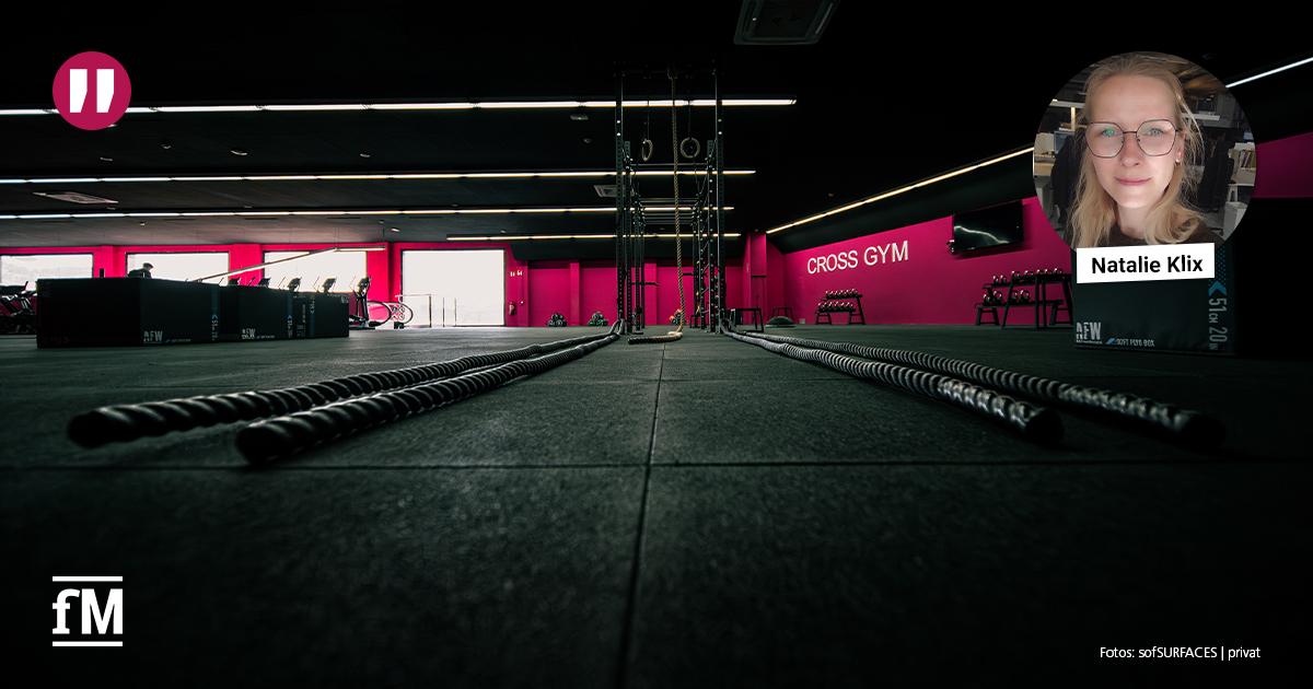 Trainingsfläche eines Studios mit Kraftgeräten und sofSURFACES-Bodenbelag für gelenkschonendes Training.