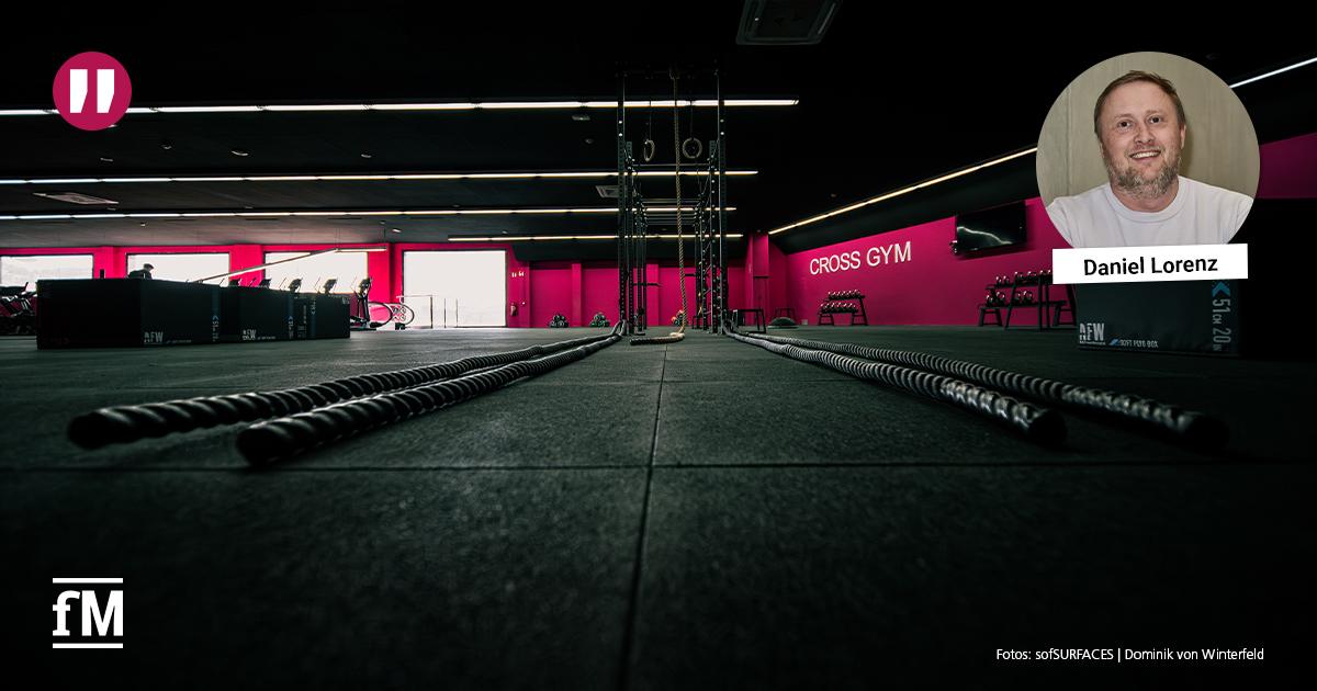 Trainingsfläche eines Fitnessstudios mit funktionalem Bodenbelag von sofSURFACES, rechts Porträt eines Mannes