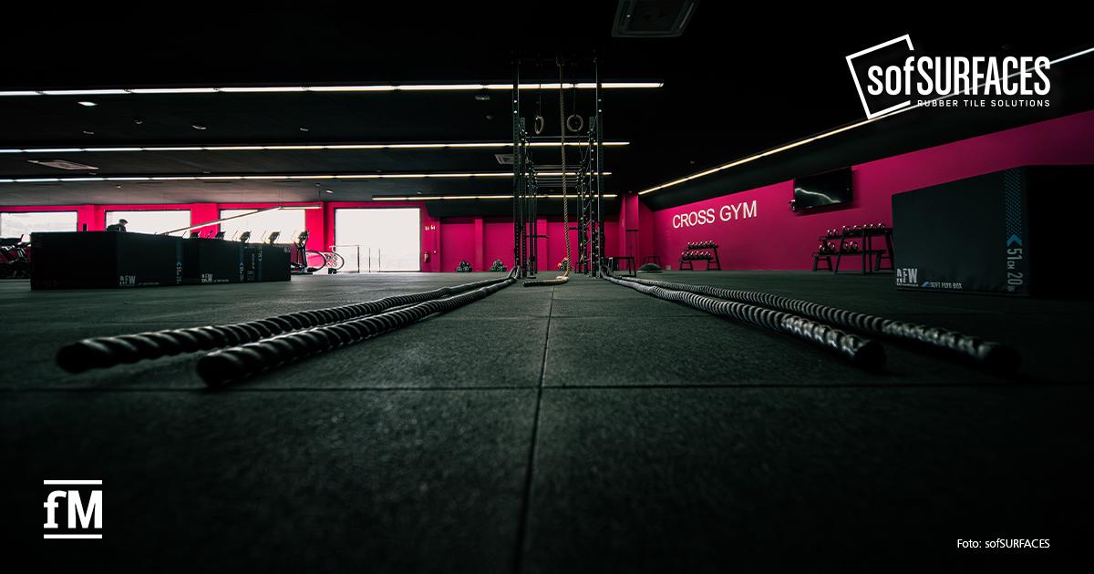 Trainingsfläche eines imaGym-Studios mit Kraftgeräten und sofSURFACES-Bodenbelag für gelenkschonendes Training.