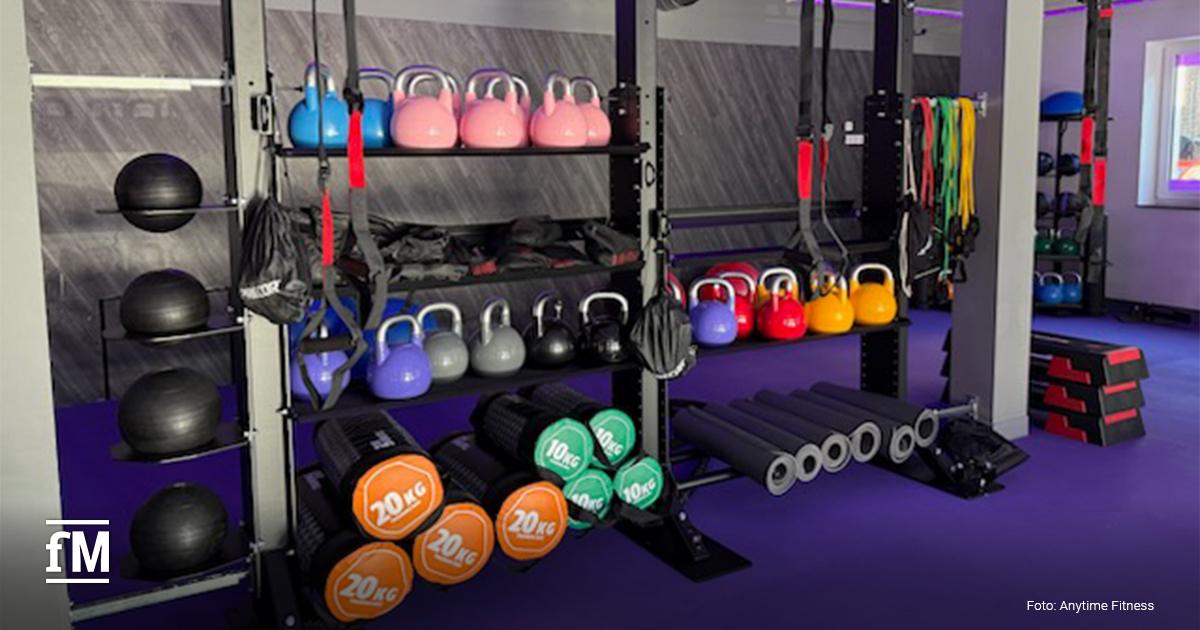 Regalsystem mit Kettlebells in verschiedenen Farben, Kurzhanteln, Medizinbällen und Widerstandsbändern im neuen Anytime Fitness in Hamm.