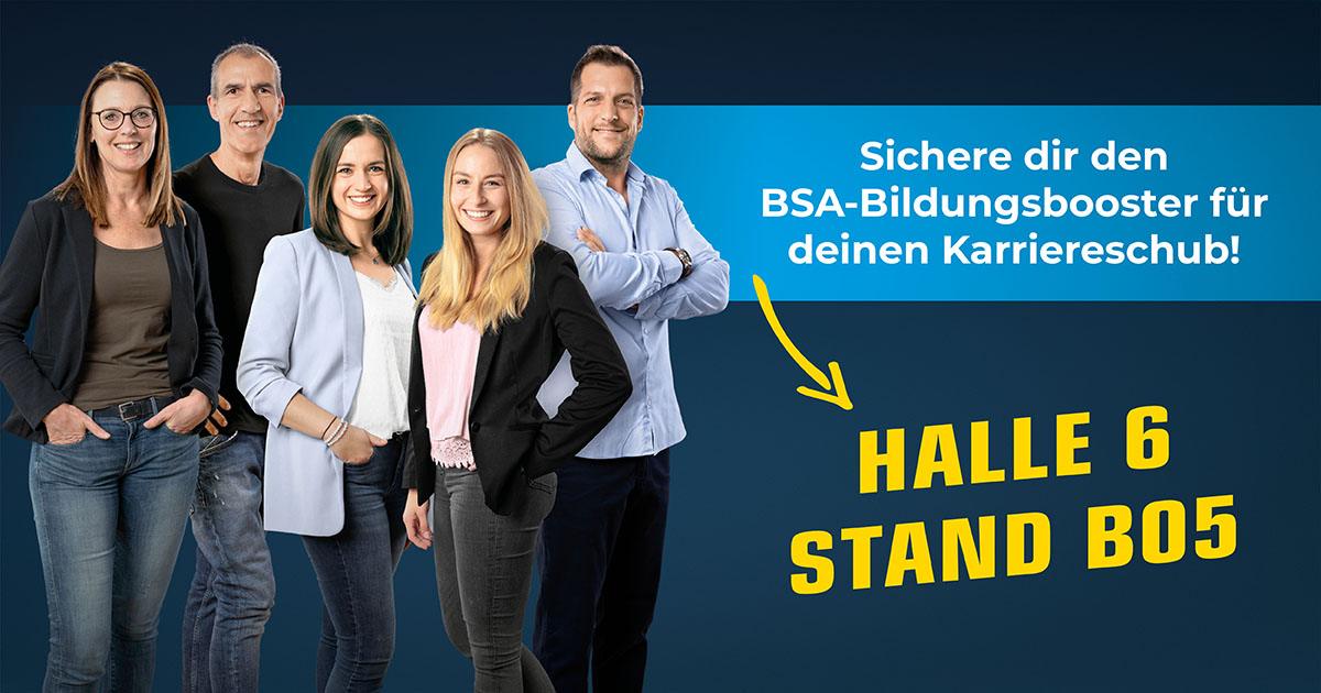 Fünf lächelnde Teammitglieder des DHfPG Career Service stehen vor blauem Hintergrund; rechts Werbetext „Sichere dir den BSA-Bildungsbooster für deinen Karriereschub!“ mit Pfeil auf „Halle 6, Stand B05“.