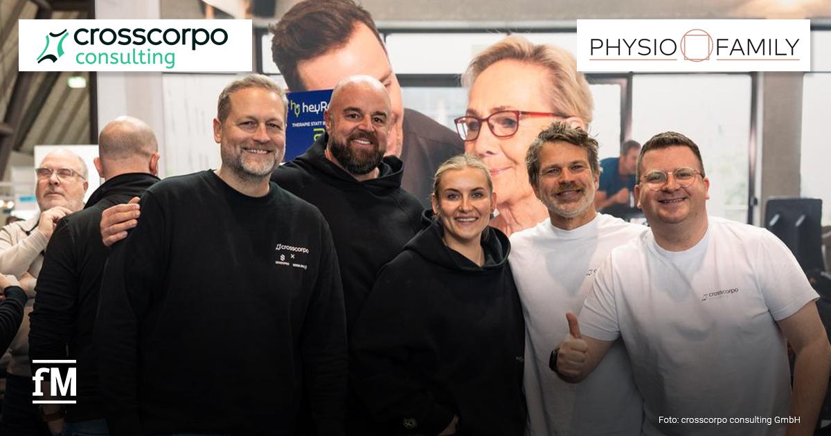 crosscorpo consulting Physiofamily Koblenz Im Vordergrund stehen fünf Personen nebeneinander auf einer Messefläche, frontal zur Kamera ausgerichtet, teilweise mit verschränkten Armen oder Daumen hoch; im Hintergrund ein großer Messestand mit der Aufschrift „crosscorpo“ und der Zeile „Partner für Therapie und Training“, weitere Personen und Standstrukturen sind seitlich und im hinteren Bereich sichtbar.