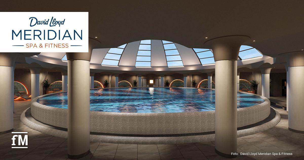 David Lloyd Modernisierung Club Hamburg-Alstertal Rundes Schwimmbecken unter Kuppeldecke mit Säulen und beleuchteten Wandnischen.