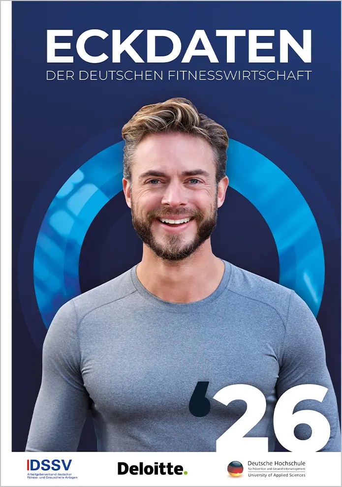 Im Vordergrund rechts eine stehende Person mit grauem Oberteil vor blauem Hintergrund, darunter Logos von DSSV, Deloitte und DHfPG sowie groß gesetzter Titel zur Eckdatenstudie, oberhalb zentral angeordnet