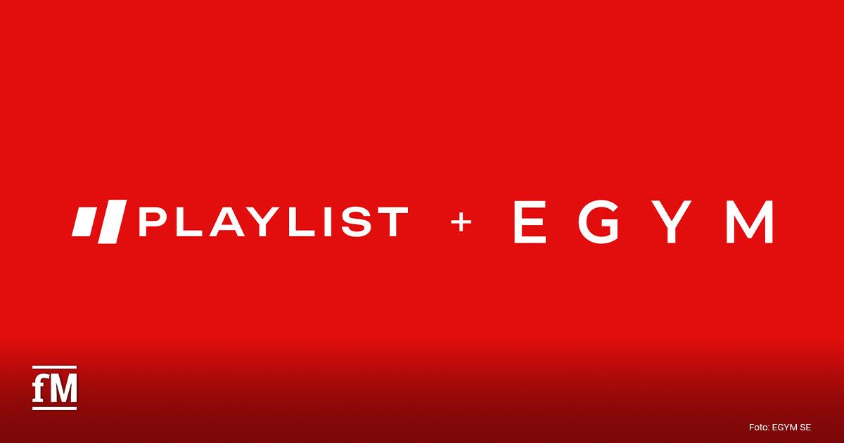EGYM Playlist Kooperation Roter Hintergrund. Mittig stehen in Weiß zwei schräge Balken, der Schriftzug „PLAYLIST“, ein Pluszeichen und der Schriftzug „EGYM“.