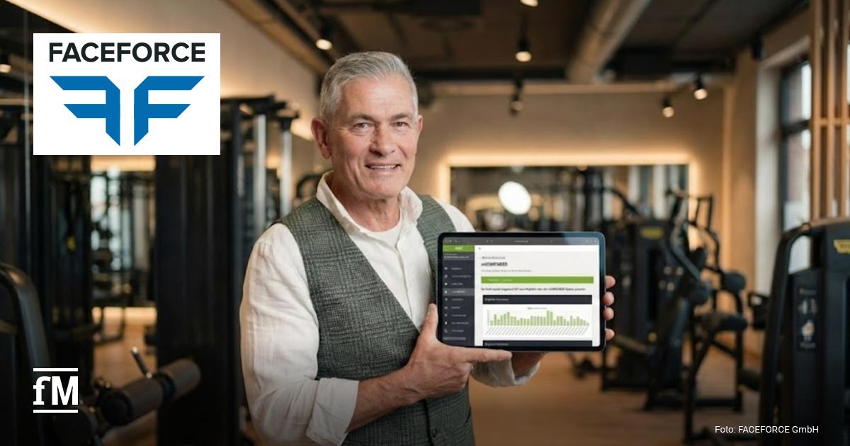 FACEFORCE Testimonial Georg Breitenreuter Auf Augenhöhe im Vordergrund eines Fitnessstudios hält ein grauhaariger Mann ein Tablet mit Diagrammen und Menüleiste in beiden Händen; im Hintergrund stehen mehrere Kraftmaschinen, links oben ist das FACEFORCE-Logo eingeblendet, links unten das fM-Logo, rechts unten der Fotocredit.