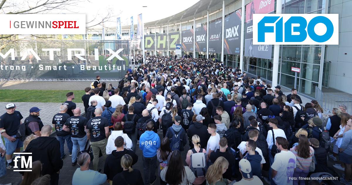 Menschenmenge vor dem Eingang der koelnmesse zur FIBO mit eingeblendeten Grafiken „Gewinnspiel“ und FIBO-Logo