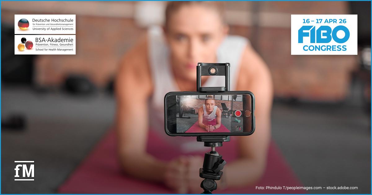 FIBO Congress 2026: Vorträge Online-Marketing Frau trainiert vor Smartphone-Kamera und erstellt Fitnesscontent für Social Media im Studiokontext